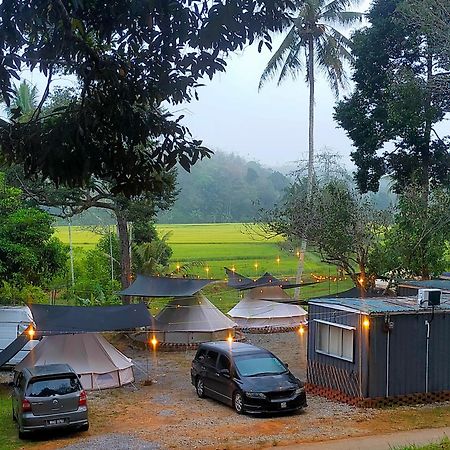 Tanah Merah Glamping Village Kuala Kangsar Exteriör bild