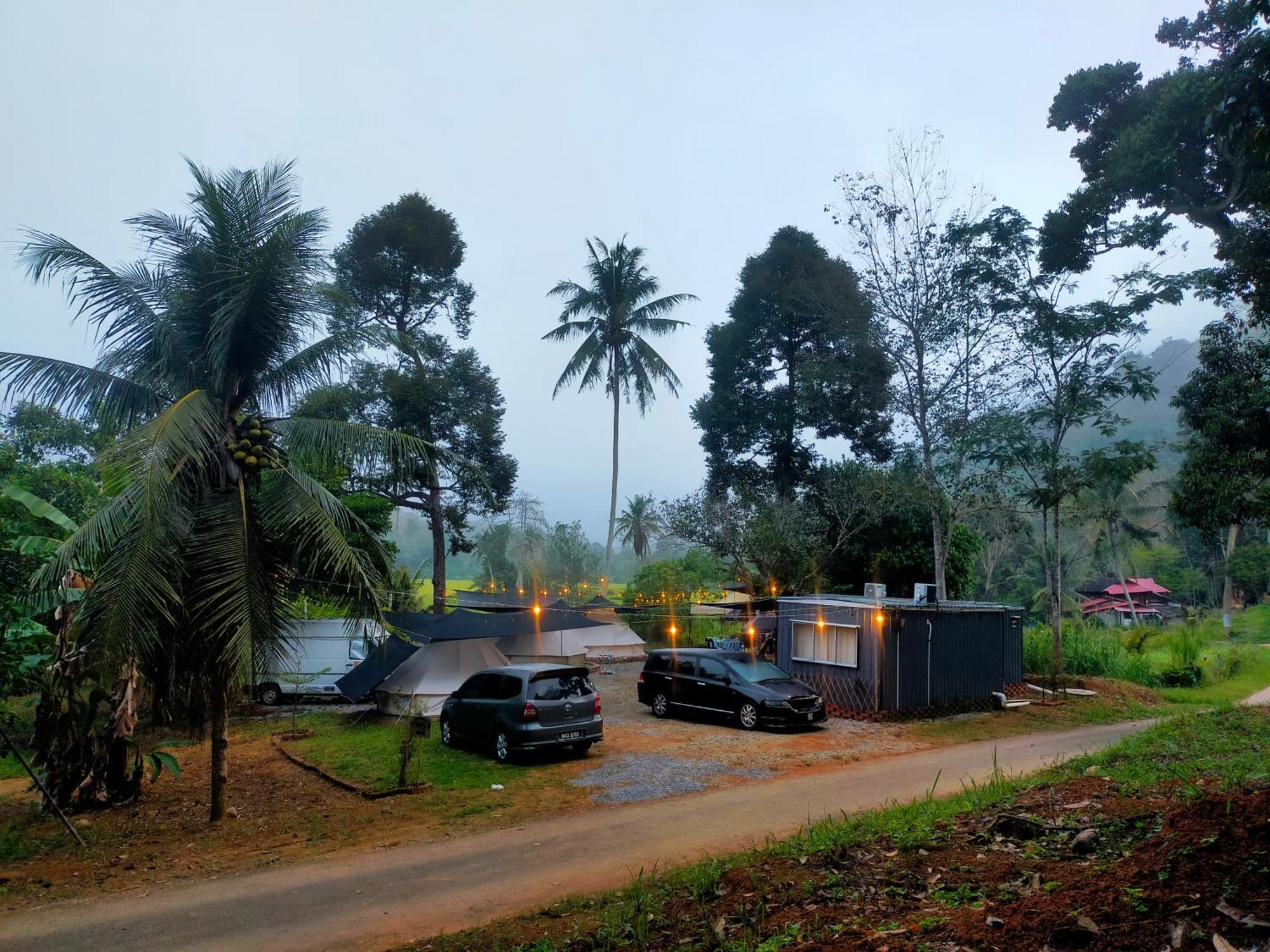 Tanah Merah Glamping Village Kuala Kangsar Exteriör bild